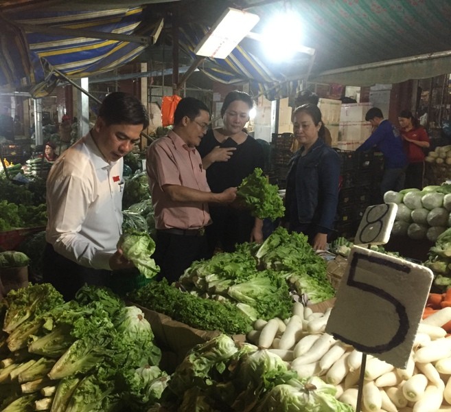 Trưởng Ban kinh tế, ngân sách HĐND TP 'vi hành' chợ - ảnh 2