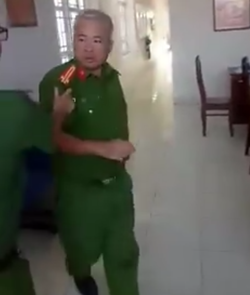 Trung tá Huỳnh Minh Lễ, Phó Công an phường Phú Thạnh khi có người can ngăn. Ảnh cắt từ clip