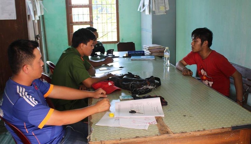 Dùng súng điện và búa cướp tiệm vàng giữa ban ngày - ảnh 2