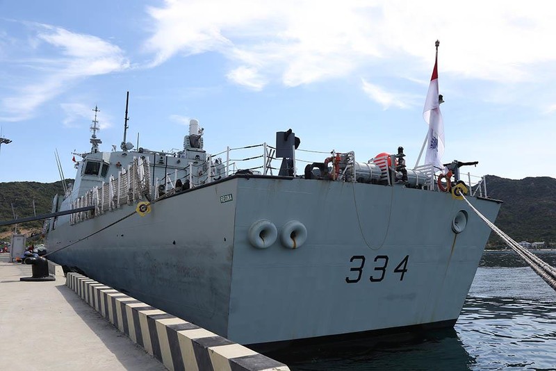 Tàu khu trục Canada thăm cảng Cam Ranh - ảnh 9