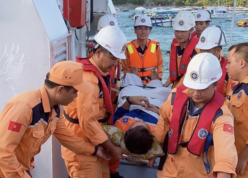 Vượt hơn 250 hải lý, đưa ngư dân đang nguy kịch vào bờ cấp cứu - ảnh 1