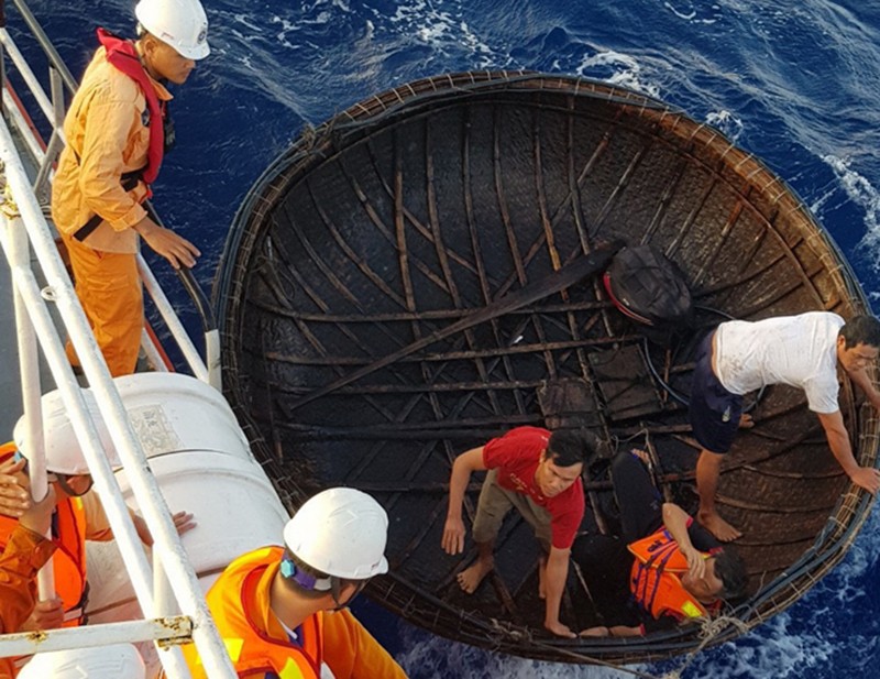 Vượt hơn 250 hải lý, đưa ngư dân đang nguy kịch vào bờ cấp cứu - ảnh 2