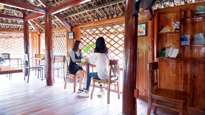 Giới trẻ thích thú quán cà phê nhà sàn độc đáo - ảnh 1