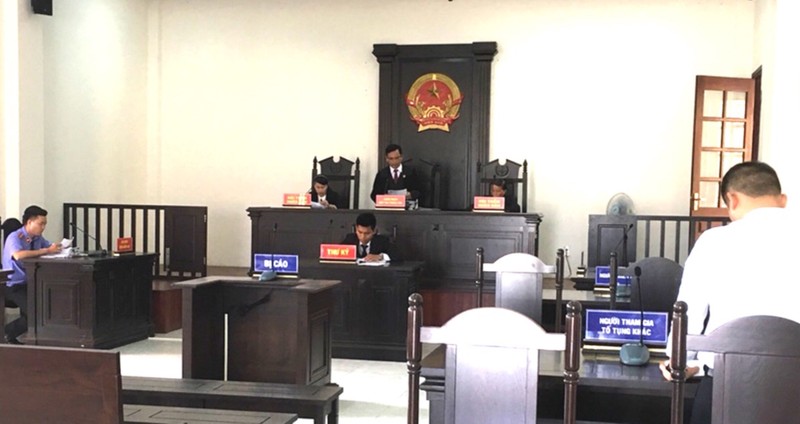 Vẫn chưa xử được vụ gắn nhãn hiệu nổi tiếng lên áo thun - ảnh 1
