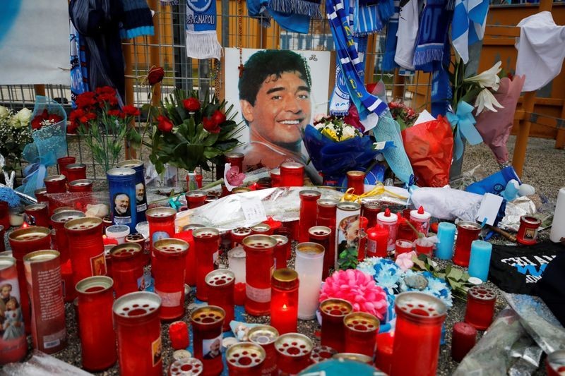 Bị dọa giết vì không 'mặc niệm' Maradona - ảnh 1