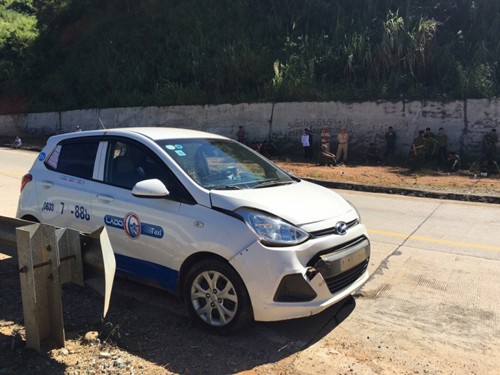 Lập chốt, tung chó nghiệp vụ vây bắt nhóm cướp taxi trốn trong rừng - ảnh 1