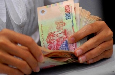Nên gửi tiết kiệm bằng USD hay VND? - ảnh 1