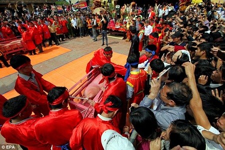 Lễ hội chém lợn gặp phải sự phản đối từ những hiệp hội bảo vệ động vật.
