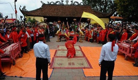 Lễ tế trước sân đình.