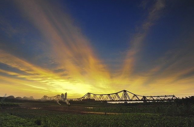 Cầu Long Biên trong ánh hoàng hôn