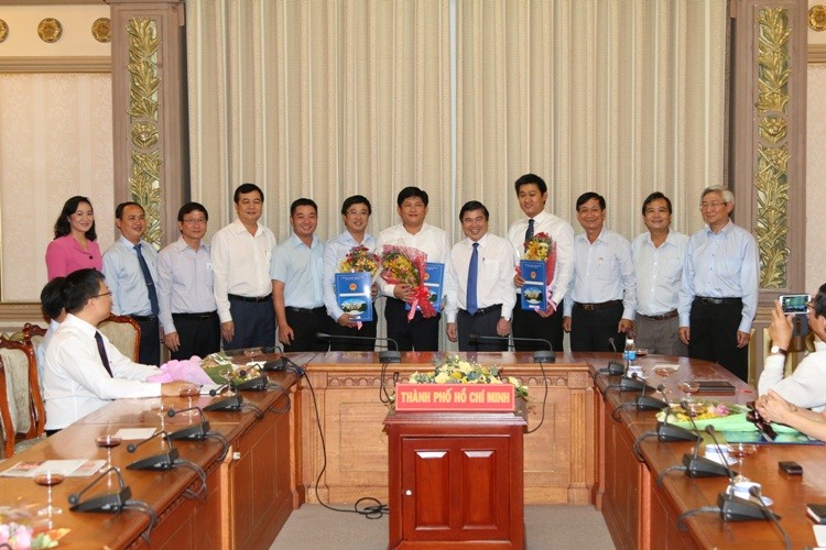 Trao nhiều quyết định nhân sự mới TP.HCM - ảnh 2