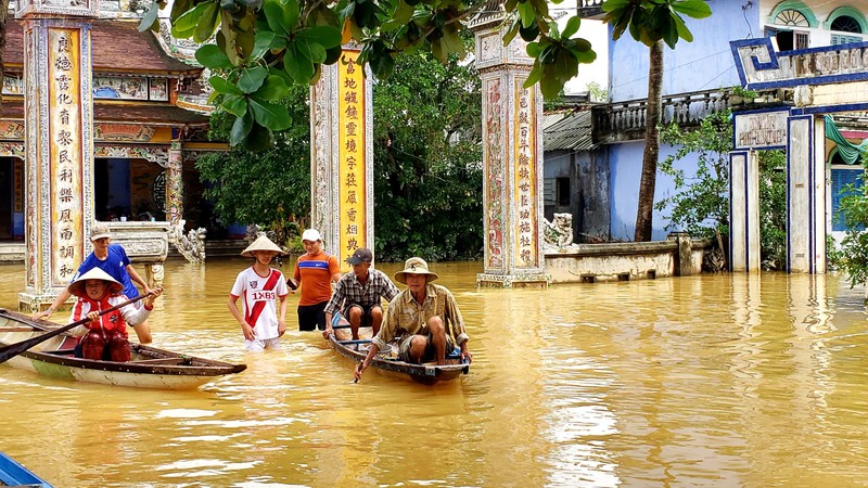 Pháp Luật TP.HCM trao tiếp 200 phần quà cho đồng bào vùng bão - ảnh 1