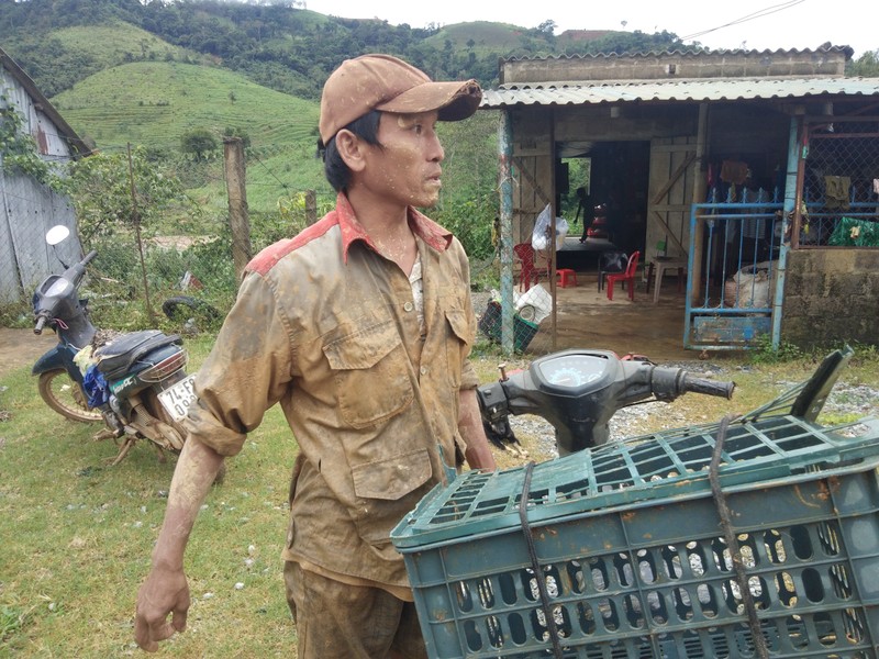 Người đàn ông hớt hải chạy ra từ vùng núi lở ở Quảng Trị - ảnh 1