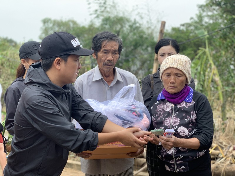 Trường Giang, Bảo Lâm tặng bò cho người dân Quảng Bình - ảnh 2