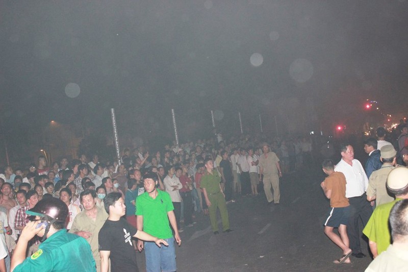 Một người thiệt mạng trong vụ cháy lớn hai quán Karaoke gần cầu Lê Văn Sĩ - ảnh 12