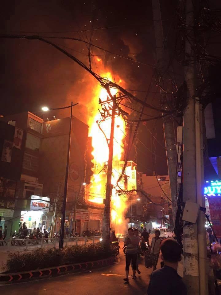 Một người thiệt mạng trong vụ cháy lớn hai quán Karaoke gần cầu Lê Văn Sĩ - ảnh 18