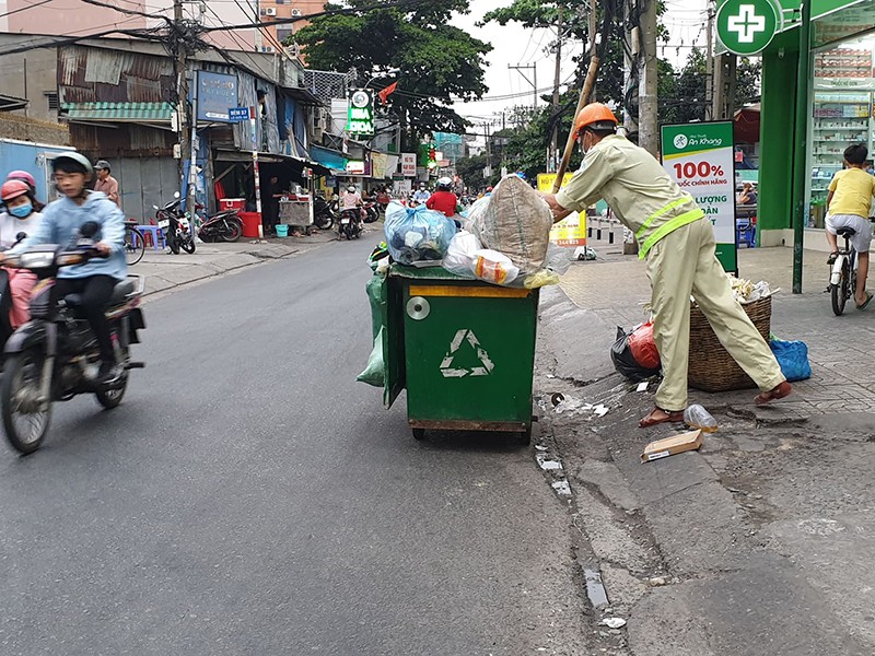 Nỗi lo của người thu gom rác trong mùa dịch Corona - ảnh 1