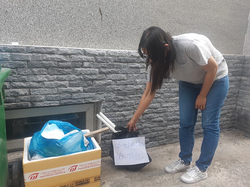 Bỏ rác có miểng chai, làm ơn dán cảnh báo
