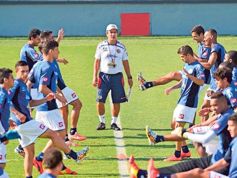 UAE thuê HLV sừng sỏ ở World Cup 2014 đối đầu thầy Park - ảnh 1
