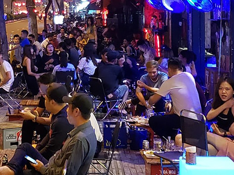 Các beer club tràn ra đường Phạm Văn Đồng - ảnh 1
