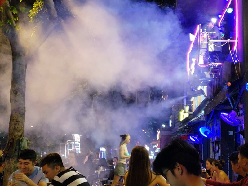 Các beer club tràn ra đường Phạm Văn Đồng - ảnh 3