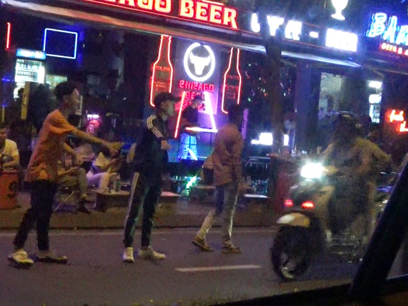 Các beer club tràn ra đường Phạm Văn Đồng - ảnh 4