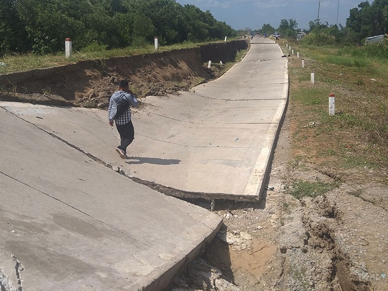 Đê biển Cà Mau chưa an toàn, vi phạm gần trăm tỉ - ảnh 1