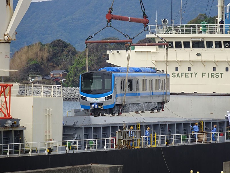 TP.HCM: Người dân háo hức chờ đón đoàn tàu metro số 1 - ảnh 1