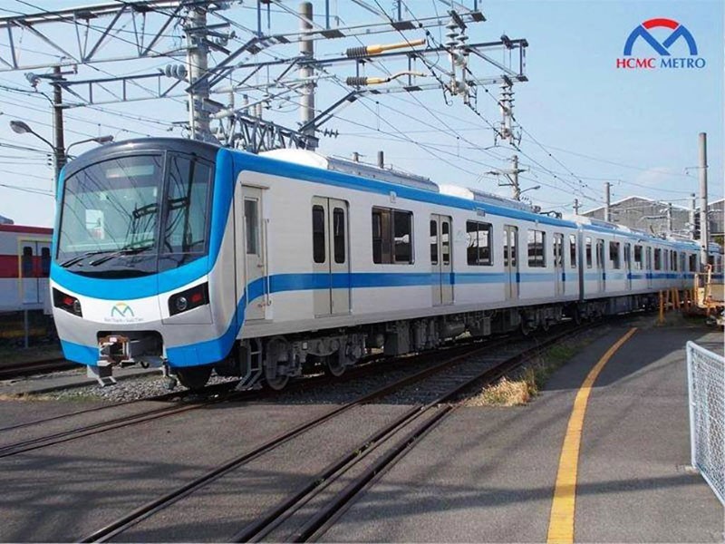 TP.HCM: Người dân háo hức chờ đón đoàn tàu metro số 1 - ảnh 2