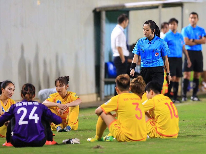 Án phạt đau đầu cho bóng đá Việt Nam - ảnh 1