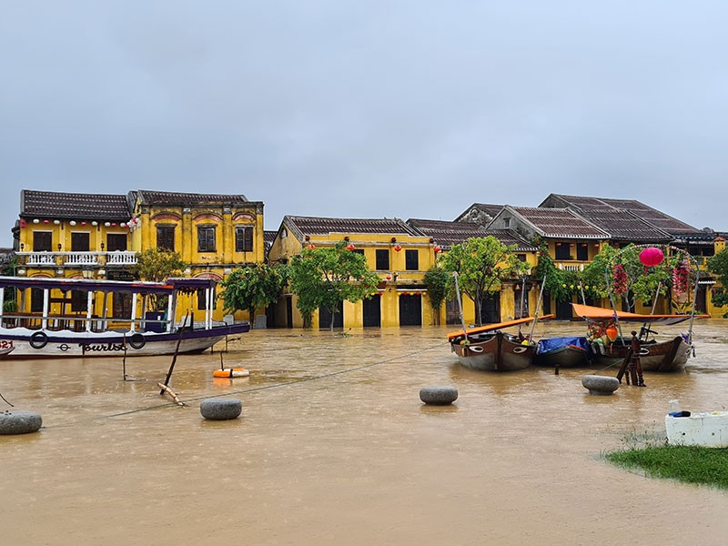 Miền Trung sơ tán gần 11.000 người ra khỏi vùng ngập lụt - ảnh 2