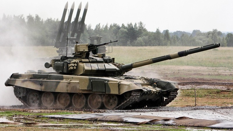 Nga điều động xe tăng đến đường băng tại Syria - ảnh 1