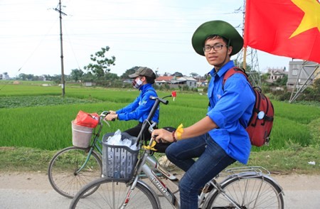 SV Thủ đô đạp xe vượt 100 km về Giỗ tổ Hùng Vương SV Thu do dap xe vuot 100 km ve Gio to Hung Vuong