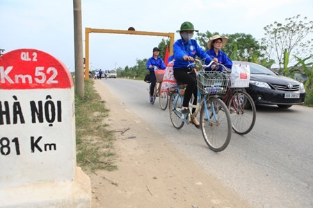 SV Thủ đô đạp xe vượt 100 km về Giỗ tổ Hùng Vương SV Thu do dap xe vuot 100 km ve Gio to Hung Vuong