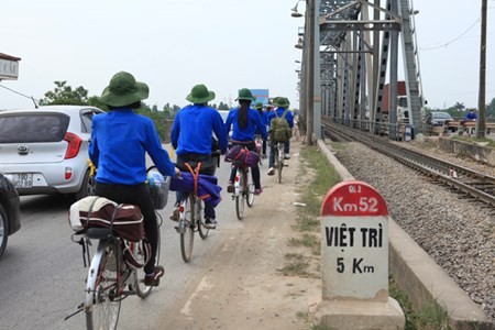 SV Thủ đô đạp xe vượt 100 km về Giỗ tổ Hùng Vương SV Thu do dap xe vuot 100 km ve Gio to Hung Vuong