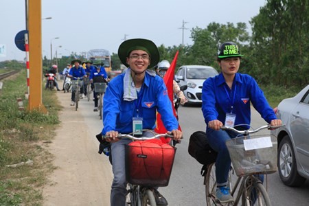 SV Thủ đô đạp xe vượt 100 km về Giỗ tổ Hùng Vương SV Thu do dap xe vuot 100 km ve Gio to Hung Vuong
