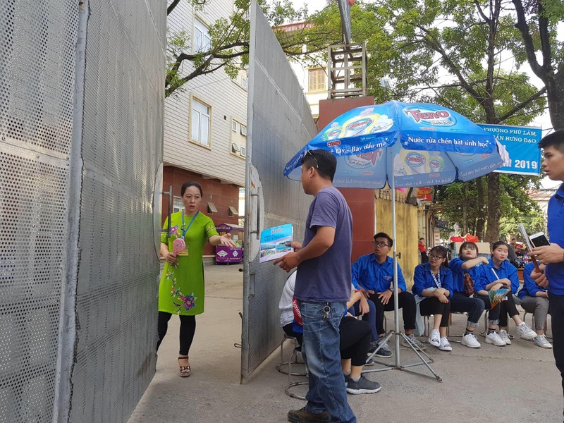 Thí sinh hốt hoảng vì quên mang theo “phao“ - ảnh 1