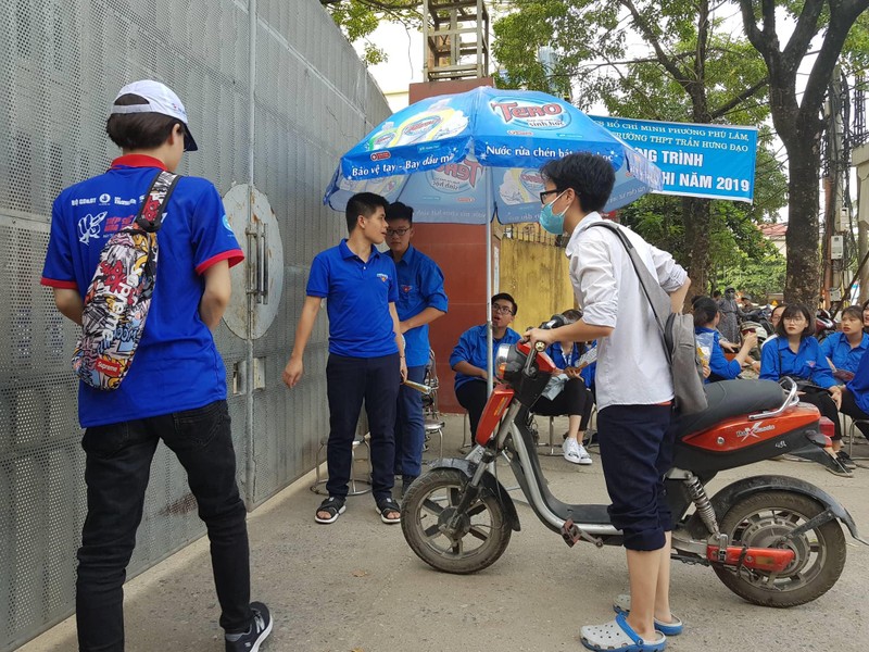 Thí sinh hốt hoảng vì quên mang theo “phao“ - ảnh 2