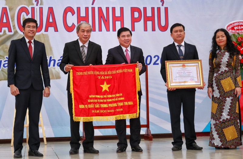 Chủ tịch TP.HCM Nguyễn Thành Phong dự khai giảng năm học mới - ảnh 1