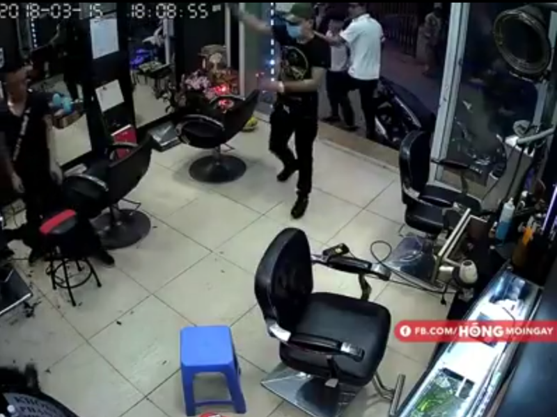Nổ súng trong tiệm cắt tóc, một người nhập viện - ảnh 1