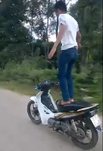 Thanh niên liều mạng bỏ tay lái để xe máy tự chạy đã trình diện - ảnh 1