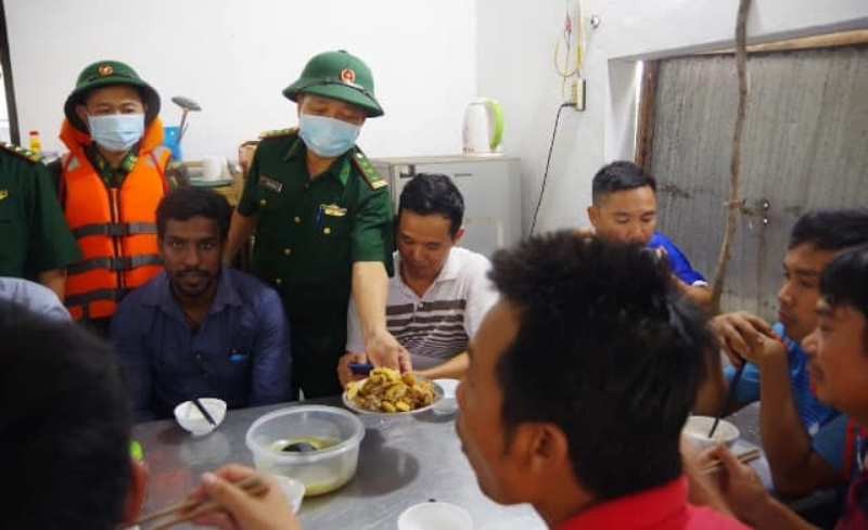 Đã cứu sống 15 người Việt Nam, 1 người Ấn Độ trên tàu gặp nạn - ảnh 2
