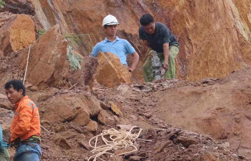 Sạt lở nghiêm trọng bên quốc lộ, phải cấm đường nổ mìn phá đá - ảnh 3