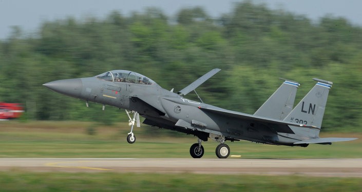 Mỹ dùng chiến đấu cơ F-15C để ngăn Nga 'gây hấn' - ảnh 1