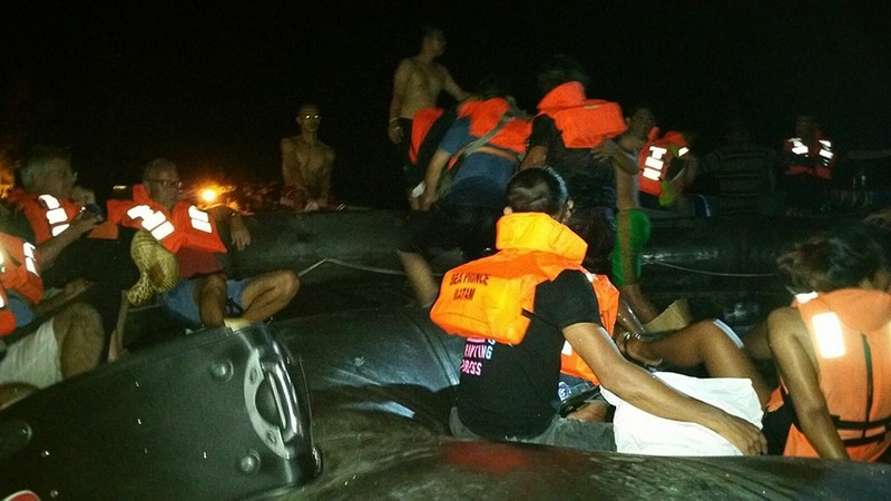 Phà chở gần 100 người chìm ngoài khơi Indonesia - ảnh 1