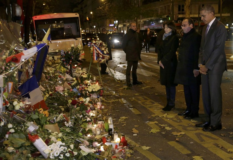 Ông Obama bất ngờ tưởng nhớ nạn nhân khủng bố tại Paris - ảnh 1
