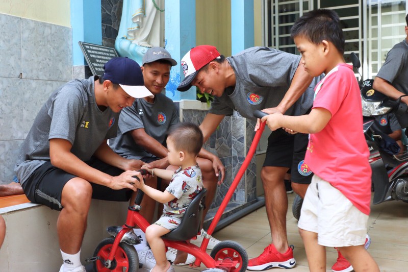 Sài Gòn FC mang tình thương đến với Mái ấm Từ Tâm - ảnh 10