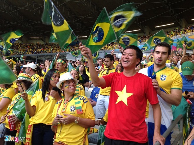 Fan Việt thuê trực thăng bay vòng quanh SVĐ xem trận Brazil - Hà Lan trên cao - ảnh 6