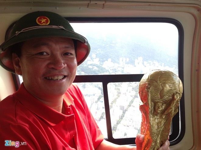 Fan Việt thuê trực thăng bay vòng quanh SVĐ xem trận Brazil - Hà Lan trên cao - ảnh 3