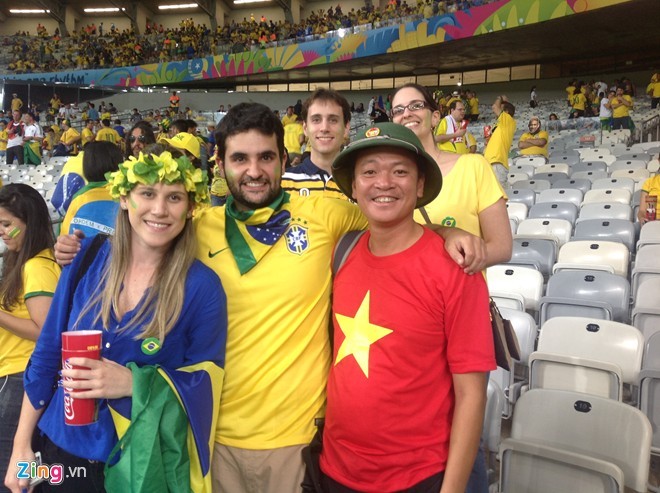 Fan Việt thuê trực thăng bay vòng quanh SVĐ xem trận Brazil - Hà Lan trên cao - ảnh 5